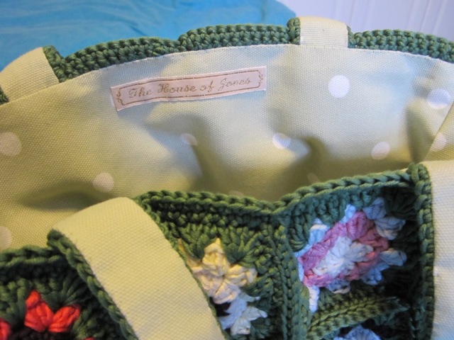 Label in the patchwork crochet project bag Lining of the patchwork crochet project bag Patchwork crochet project bag ©The House of Jones